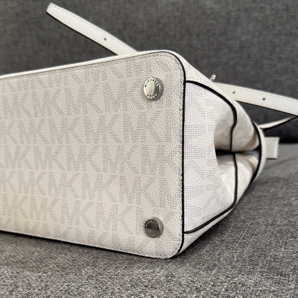 Michael Kors Monogram White Satchel - Picture 7 of 11